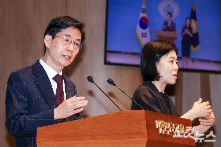 국민의힘 조경태 의원이 5일 서울 여의도 국회 소통관에서 윤리위 관련 기자회견을 하고 있다. 박종민 기자