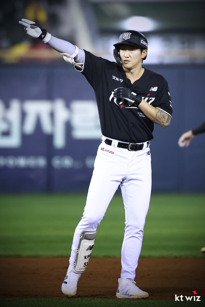 kt 김민혁이 20일 LG와 원정에서 7회초 대타로 나와 역전 싹쓸이 3타점 2루타를 때린 뒤 세리머니를 펼치고 있다. kt 위즈 