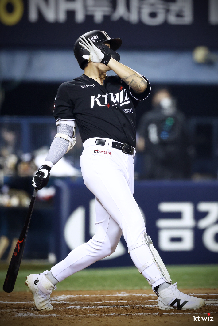 김민혁이 싹쓸이 3타점 2루타를 때리고 있다. kt 위즈  