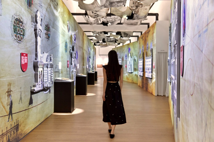 AREA 3 창조의 용광로, 바르셀로나: 가우디가 바르셀로나에서 공부하던 학생 때부터 구엘이라는 조력자를 만나 여러 주택을 설계했던 과정과 결과를 볼 수 있는 영역. 각 주택은 터치에 반응하는 어트랙션과 도면, 타일 등을 볼 수 있는 공간. 정림건축 jpa 제공