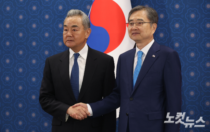 조현 외교부장관이 19일 오후 서울 종로구 외교부 청사에서 방한한 중국 왕이 외교부장과 한중 외교장관회의에 앞서 기념촬영을 하고 있다. 류영주 기자