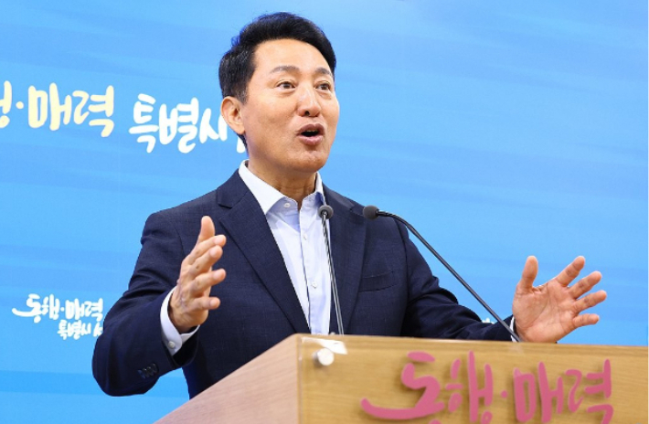 오세훈 서울시장이 20일 서울시청에서 주택공급 관련 국토교통부 장관 면담 결과를 브리핑하고 있다. 연합뉴스