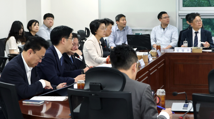 지난 20일 국회 의원회관에서 열린 미래대응기금 비공개 당정협의에 김민재 행정안전부 차관, 최은옥 교육부 차관 등이 참석한 모습. 연합뉴스