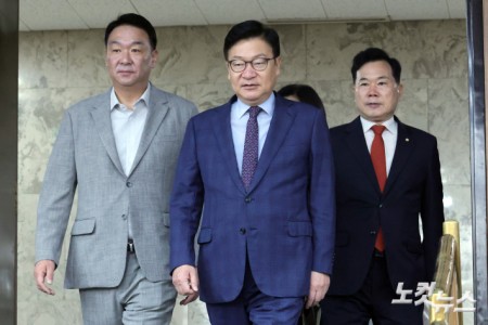 원내대책회의 참석하는 정점식