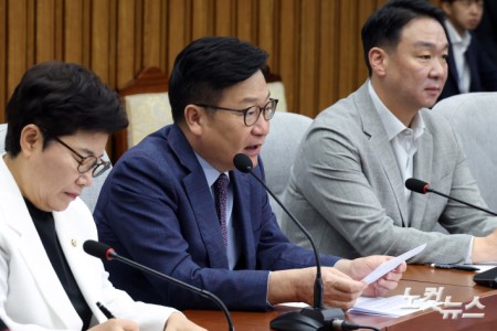 원내대책회의 발언하는 정점식