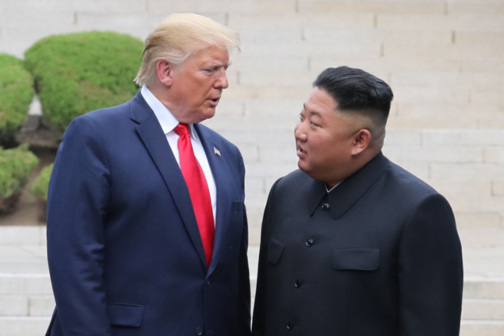  2019년 6월 판문점 군사분계선 북측 지역에서 만나 인사한 뒤 남측 지역으로 이동하는 트럼프 대통령과 김정은 위원장. 연합뉴스