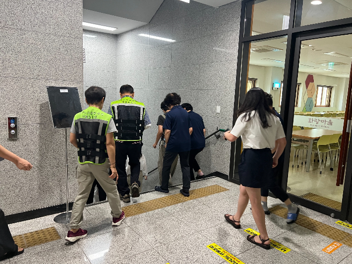 지난 20일 경주 화랑마을에서 열린 공습 대비 대피훈련에서 시설 종사자와 이용객들이 공습경보에 따라 지하 대피공간으로 이동하고 있다. 경주시 제공