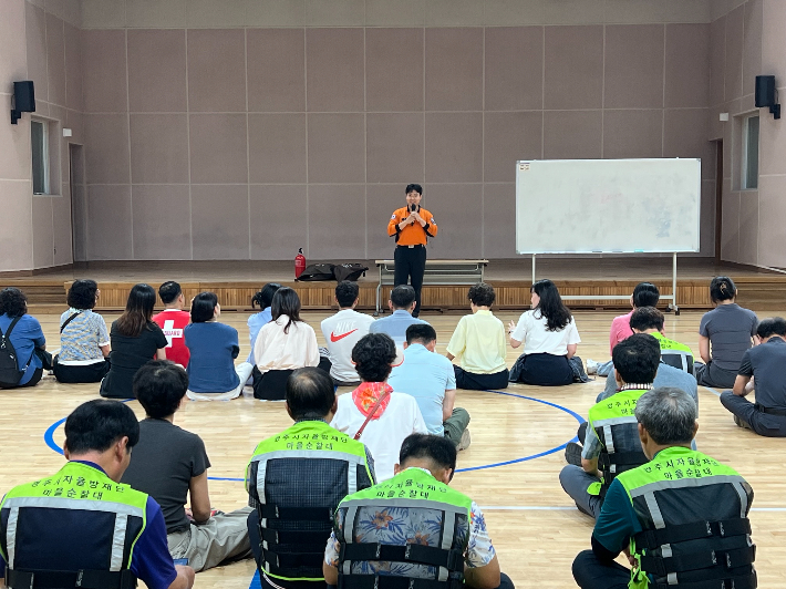 지난 20일 경주 화랑마을에서 열린 공습 대비 대피훈련에서 경주소방서 관계자가 시설 종사자와 이용객을 대상으로 비상시 국민행동요령을 교육하고 있다. 경주시 제공