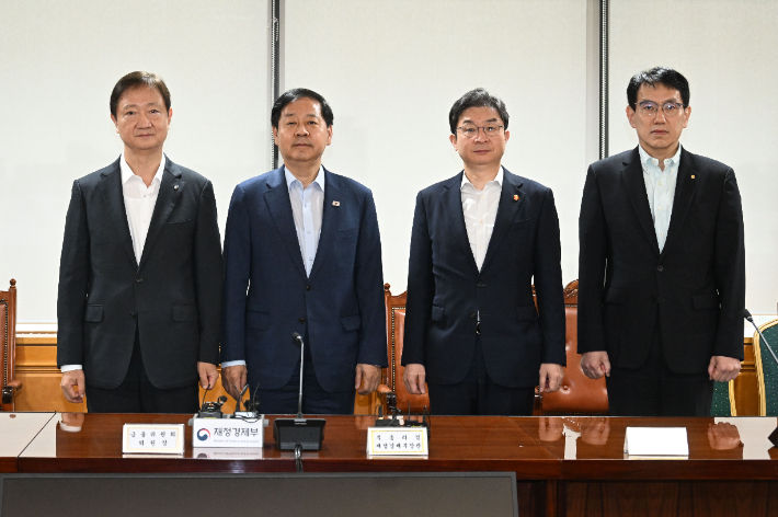 구윤철 부총리 겸 재정경제부 장관이 21일 서울 중구 은행연합회에서 열린 시장상황점검회의에 참석해 기념사진을 찍고 있다(왼쪽부터 이찬진 금융감독원장, 구윤철 부총리, 이억원 금융위원장, 박종우 한국은행 부총재보). 재정경제부 제공