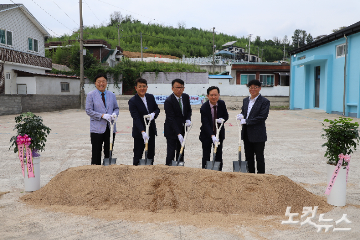 매정교회 새성전 건축현장에서 시삽(좌로부터 포항노회 서기 이기영 목사, 임시당회장 김성구 목사, 前 총회장 김영걸 목사, 포항노회장 최득섭 목사, 건축위원장 남기원 집사). 김일현 기자