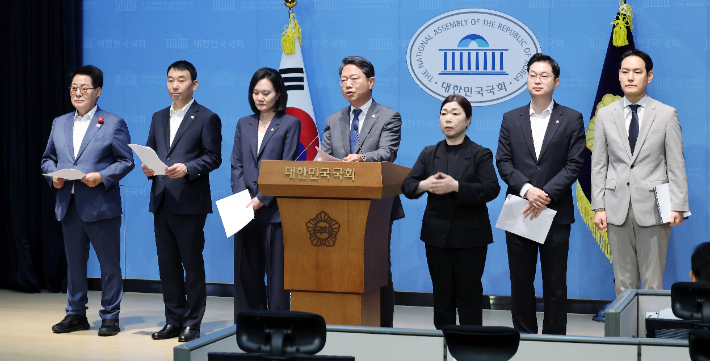 김승원 법제사법위원회 여당 간사를 비롯한 여당 소속 법사위원들이 21일 국회 소통관에서 조희대 대법원장의 사퇴를 촉구하는 기자회견을 하고 있다. 연합뉴스