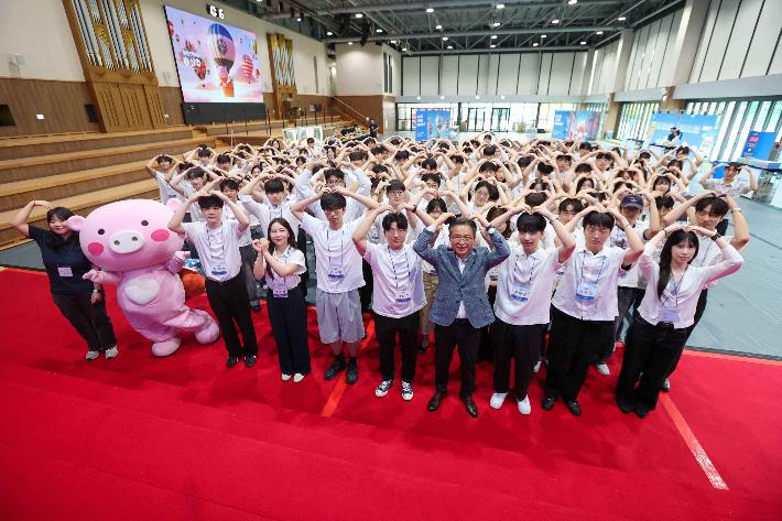 대전 신협중앙연수원에서 개최된 '2026년 대학생 신협 체험행사'에서 참가자들이 기념촬영을 하고 있다. 신협 제공