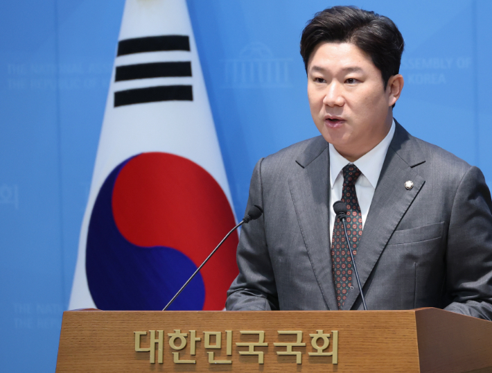 국민의힘 진종오 의원이 21일 국회 소통관에서 윤리위원회의 당원권 정지 결정과 관련해 기자회견을 하고 있다. 연합뉴스