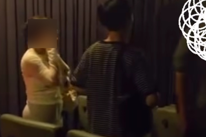 한 여성이 불이 켜진 상영관에 서서 상대 남성과 언성을 높이며 실랑이를 벌이는 모습. 인스타그램 캡처(계정 비공개 처리)