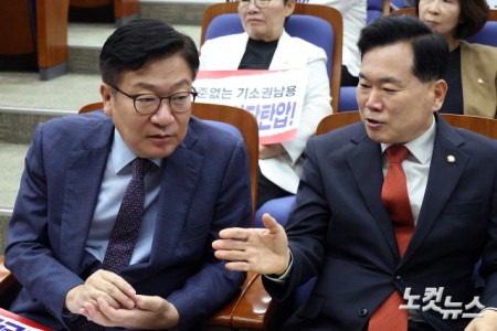국민의힘 정점식 원내대표(왼쪽)와 김승수 원내운영수석부대표가 21일 서울 여의도 국회에서 열린 의원총회에서 대화를 하고 있다.