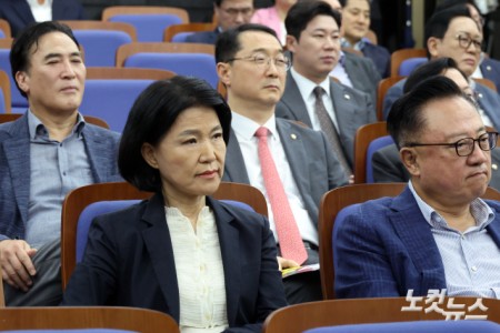 국민의힘 이진숙 의원이 21일 서울 여의도 국회에서 열린 의원총회에 참석하고 있다.