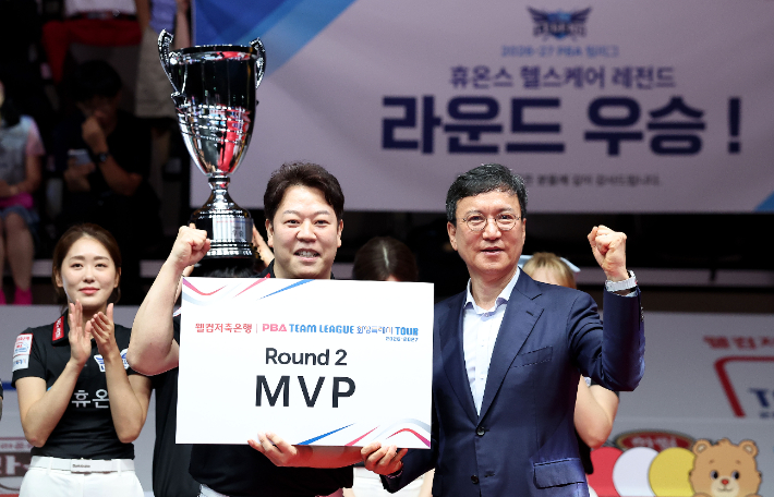 휴온스 강동궁(왼쪽)과 휴온스 윤성태 회장. PBA 
