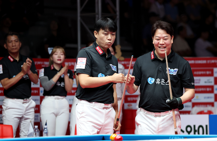 휴온스 주장 최성원(왼쪽)과 강동궁. PBA 
