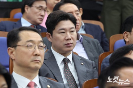 의총 참석한 진종오 의원