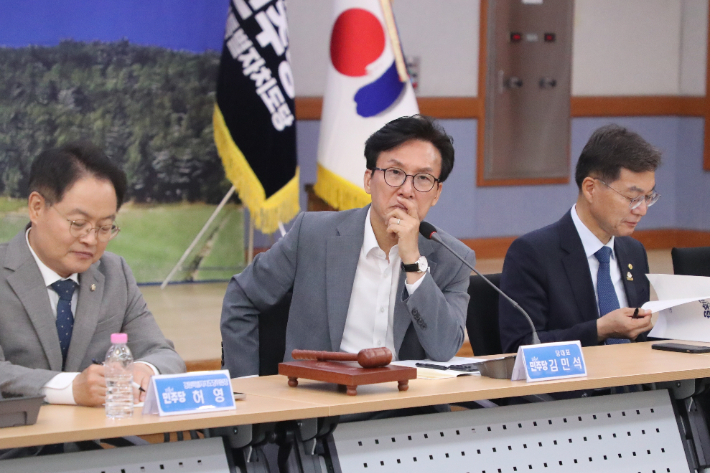 21일 강원 강릉시청에서 열린 더불어민주당 최고위원회의에서 김민석 당 대표가 강릉을 비롯한 강원지역 현안을 듣고 있는 모습. 연합뉴스