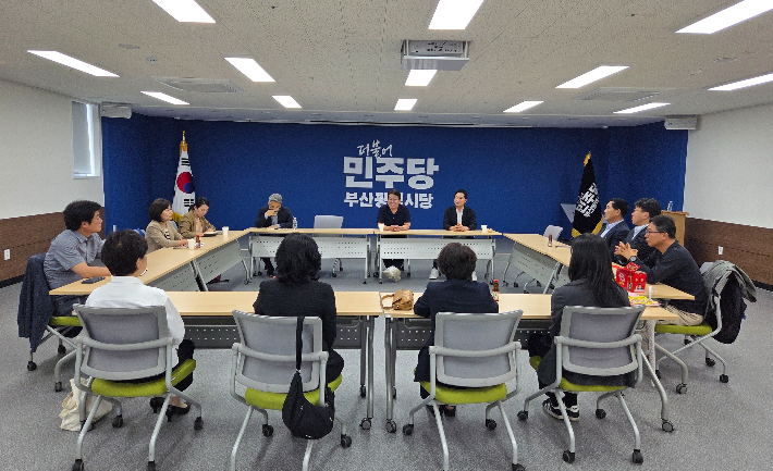 부산 민주당 시의원들과 변성완 전 시당위원장과 회의하는 모습. 부산 민주당 제공