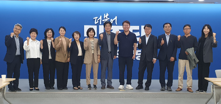 부산 민주당 시의원들과 변성완 전 시당위원장. 부산 민주당 제공