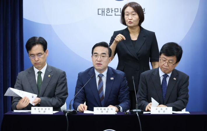 지방교육재정교부금 개편 브리핑하는 박홍근 장관. 연합뉴스
