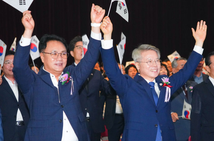 민형배 전남광주특별시장(오른쪽)과 송형곤 전남광주특별시의회 의장(왼쪽)이 지난 15일 제81주년 광복절 경축식에서 만세삼창을 하고 있다. 전남광주통합특별시 제공