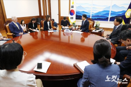 조정식 국회의장이 21일 오후 서울 여의도 국회에서 열린 미셸 스틸 주한미국대사와의 접견에서 인사말을 하고 있다.