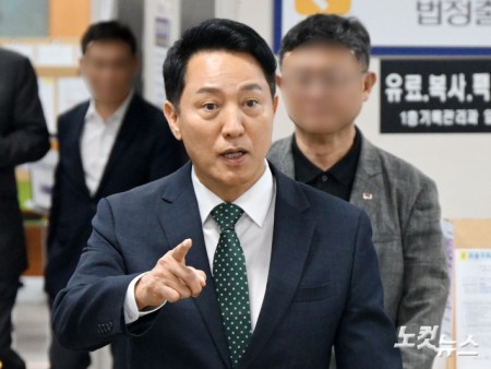 오세훈 서울시장이 21일 서울 서초구 서울고등법원에서 열린 정치자금법 위반 혐의 2심 첫 공판에 출석하고 있다.