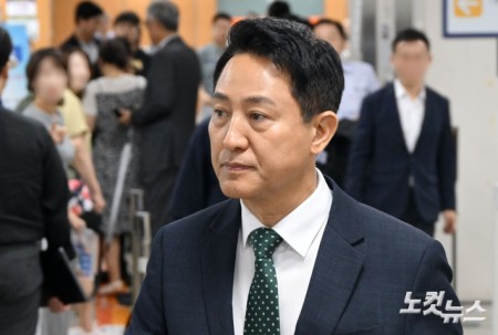 오세훈 서울시장이 21일 서울 서초구 서울고등법원에서 열린 정치자금법 위반 혐의 2심 첫 공판에 출석하고 있다.