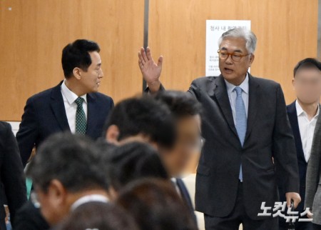 오세훈 서울시장이 21일 서울 서초구 서울고등법원에서 열린 정치자금법 위반 혐의 2심 첫 공판에 출석하고 있다. 오른쪽은 다른혐의로 법원에 출석한 정진석 전 대통령 비서실장.