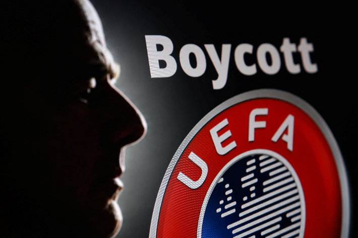 유럽축구연맹(UEFA) 로고와 인판티노 국제축구연맹(FIFA) 회장. 연합뉴스