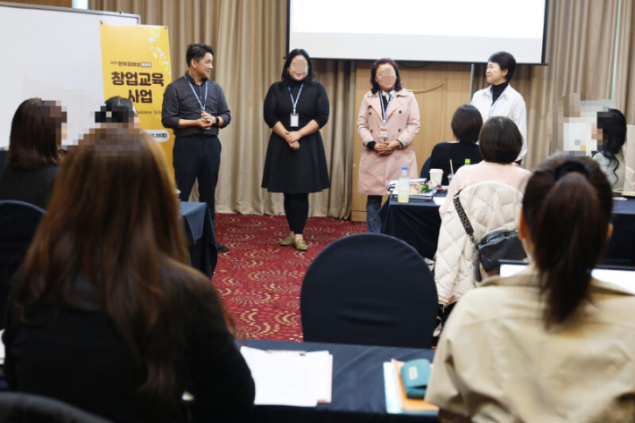 2025 창업교육사업 현장, 창업전문가의 1대1 멘토링 진행모습. 아름다운재단 제공