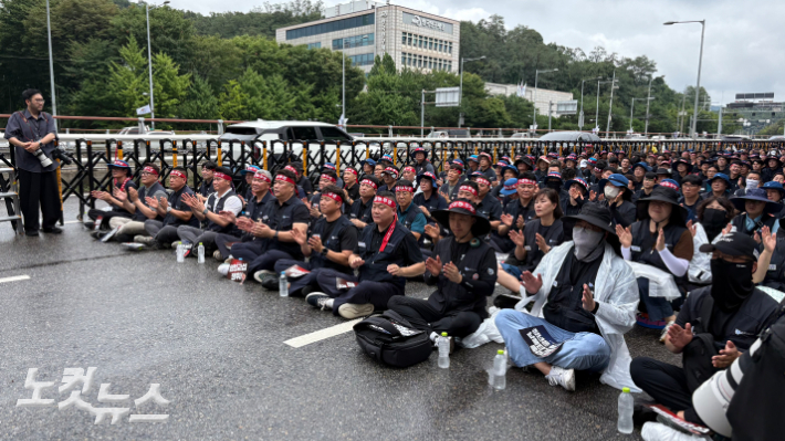 서울 양재동 현대차그룹 본사 앞에서 전면 파업 중인 현대차 노조. 김하영 수습기자
