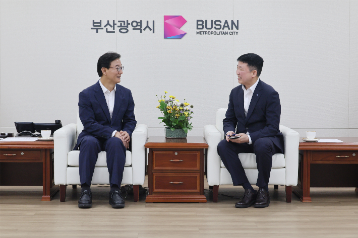 전재수 부산시장(왼쪽)과 가덕도신공항건설공단 이윤상 이사장이 주요 현안을 논의하고 있다. 부산시 제공