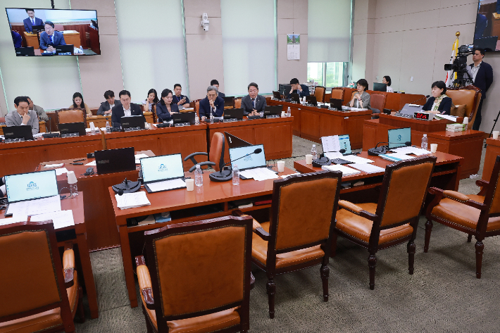 21일 국회에서 열린 국회 법제사법위원회 전체회의에서 국민의힘 법사위원들이 조희대 대법원장과 노경필 법원행정처장에 대한 증인 출석 요구의 건 처리에 반대하며 퇴장해 자리가 비어 있다. 연합뉴스