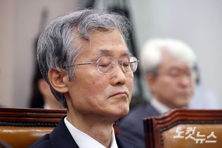 조희대 대법원장이 지난해 10월 13일 서울 여의도 국회에서 열린 법제사법위원회의 대법원(법원행정처)·사법연수원·사법정책연구원 등의 국정감사에 출석해 생각에 잠겨있다. 윤창원 기자