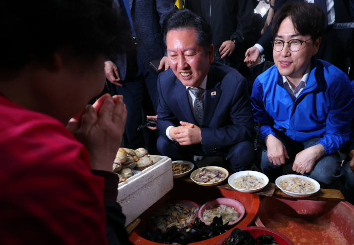 지난 5월 부산 북구 구포시장에서 당시 더불어민주당 정청래 대표와 하정우 후보가 상인들과 만난 모습. 연합뉴스