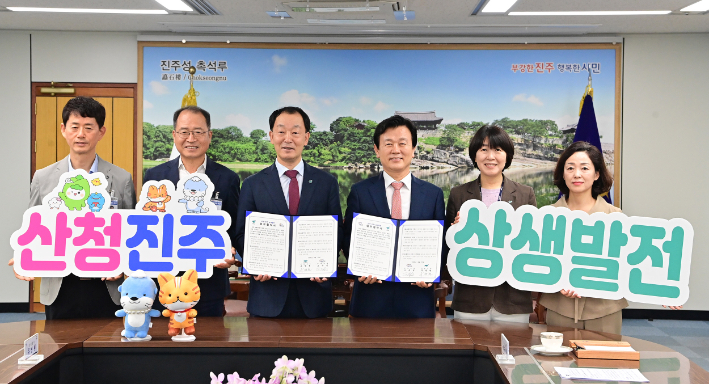 유명현 산청군수(왼쪽부터 세 번째)와 조규일 진주시장(왼쪽부터 네 번째). 진주시청 제공