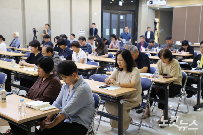 포럼 1부 경건회(김광섭 목사, 포항침례교회 담임)에 함께 참석중인 참가자. 김일현 기자