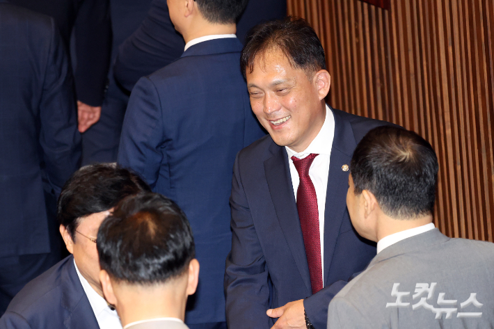 국민의힘 김태규 의원(초선·울산 남갑)이 의원들과 인사를 하고 있다. 윤창원 기자