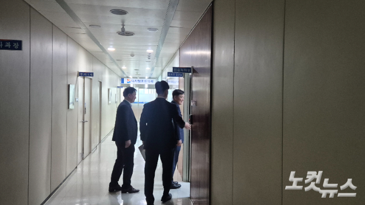 김관영 전 전북특별자치도지사가 경찰 조사를 위해 조사실로 들어서고 있다. 심동훈 기자