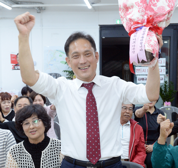 울산 남구갑 국회의원 보궐선거에서 당선된 국민의힘 김태규 의원이 지난 6월 4일 자신의 선거사무소에서 당선이 확실시되자 꽃다발을 받고 환호하고 있다. 연합뉴스