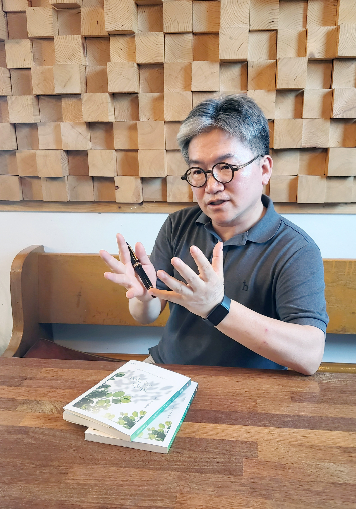 진영훈 목사가 첫 수필집 '볕뉘가 머문 자리'에 대해 설명하고 있다. 진영훈 목사 제공