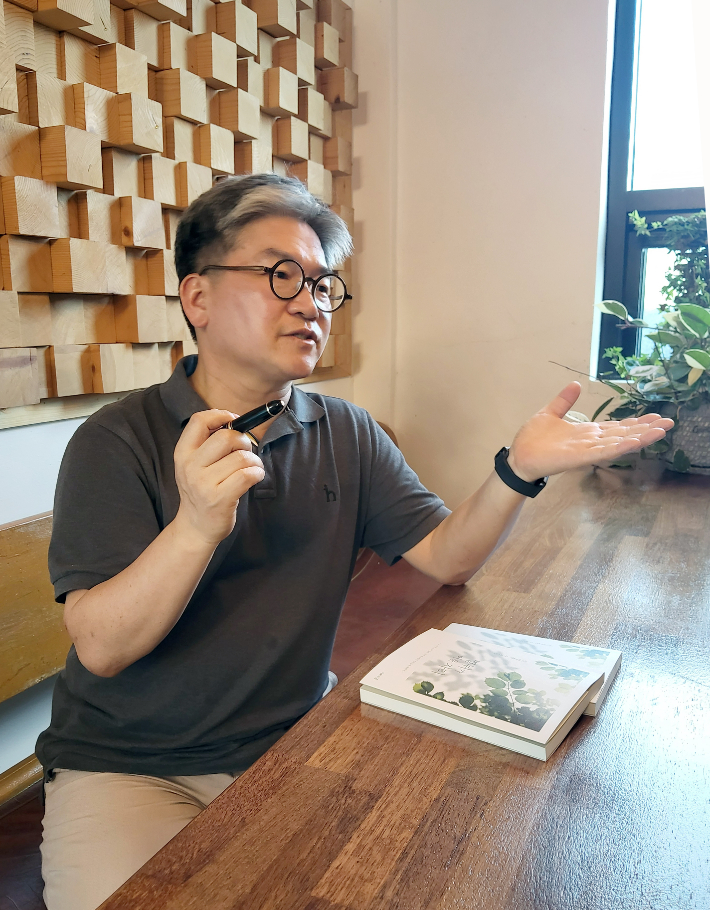진영훈 목사가 수필 작품활동과 카메라 촬영활동에 대해 말하고 있다. 진영훈 목사 제공