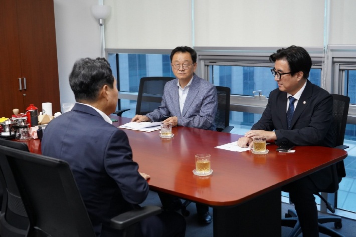 민경선 고양특례시장이 김성회 국회의원과 함께 대도시권광역교통위원회에 철도망 확충 등 주요 교통 현안에 대한 정부 지원을 요청했다. 고양시 제공
