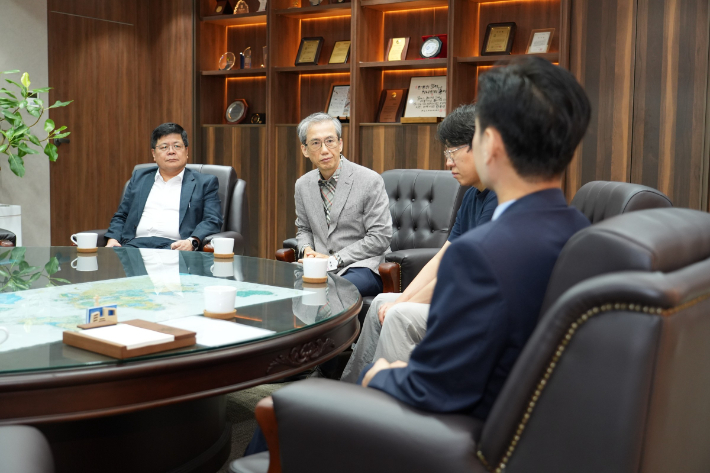 방석윤 포항미르치과 대표원장과 노충 원장, 포항CBS 이진백 대표가 박성진 한동대 총장과 청년 정착을 위한 다양한 의견을 나누고 있다. 한동대 제공