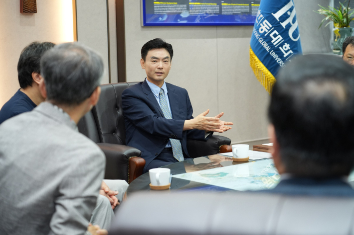 방석윤 포항미르치과 대표원장과 노충 원장, 포항CBS 이진백 대표가 박성진 한동대 총장과 청년 정착을 위한 다양한 의견을 나누고 있다. 한동대 제공