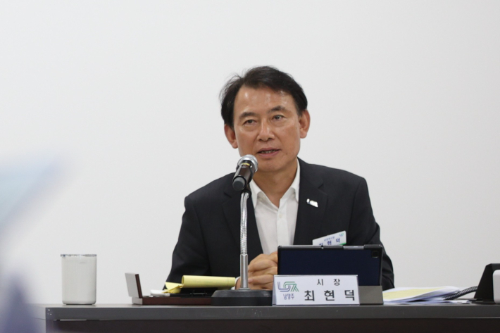 최현덕 남양주시장이 지난 7월 16일 진접오남행정복지센터에서 민선 9기 첫 시정현안회의를 열고 회의 전 과정을 시 공식 채널을 통해 실시간 생중계했다. 남양주시 제공